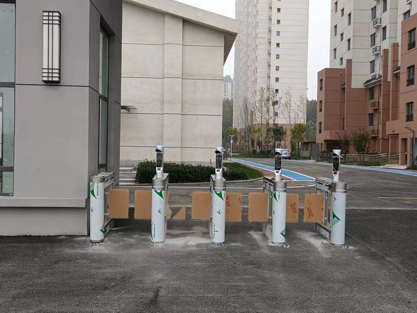 道闸、人行通道闸、校园人行通道、校园食堂人行通道、石家庄人行通道闸安装就选河北智控科技有限公司